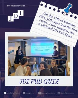 🗓 V úterý 17. 2. 2026 se konala první akce tohoto semestru – náš tradiční JDI Pub Quiz.

📍 V  Magneto baru na Žižkově se opět sešli studenti různých oborů se zájmem o diplomacii a mezinárodní politiku.

🎯 Soutěžilo se v šesti kategoriích, které pokrývaly široké spektrum témat: od státních hymen a diplomatického slovníku až po poznávání osobností ze světa mezinárodního dění v trochu netradiční formě.

🏆 Soutěžní týmy si odnesly nejen krásné ceny, ale hlavně vzpomínky na skvěle strávený čas se svými spolužáky v příjemné atmosféře.

💙 Děkujeme všem zúčastněným, gratulujeme vítězům a těšíme se na další společné akce!