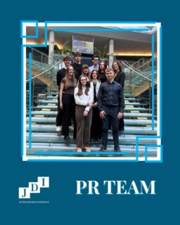 Junior Diplomat Initiative vám představuje svůj nový PR tým, který aktivně působí na poli komunikace a sociálních médií. ✨️📲
Náš PR tým je tady, aby zajistil, že budete vždy informováni o nejnovějších akcích, událostech,
projektech a aktivitách JDI.
Na postech PR Coordinator, Social media officer, Graphic officer a Copywriting officer se naši členové postarají o to, že budete vždy v obraze, obsah sociálních sítí vás bude bavit a třeba se dozvíte i něco nového ze světa diplomacie. 💙🕊
───
Junior Diplomat Initiative is proud to introduce its new PR team, which actively engages in the field of communication and social media. ✨️📲
Our PR team is here to ensure that you are always informed about the latest events, projects, and
activities of JDI.
In the roles of PR Coordinator, Social Media Officer, Graphic Officer, and Copywriting Officer, our members will make sure that you stay updated, find our social media content enjoyable, and are inspired by posts that bring you closer to our activities and world of diplomacy. 💙🕊